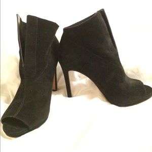 ⚜️NWOT Vince Camuto, Black Suede Peep Toe Booties