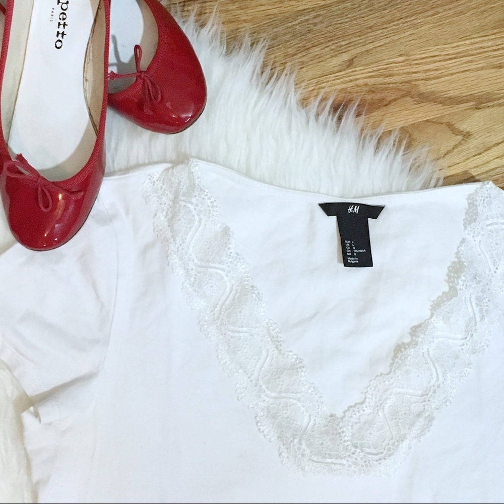 H&M white tshirt w/ lace v-neck