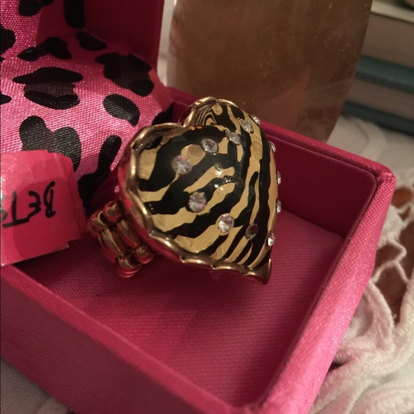 Betsey Johnson Zebra Lucite Heart Ring - Picture 1 of 3