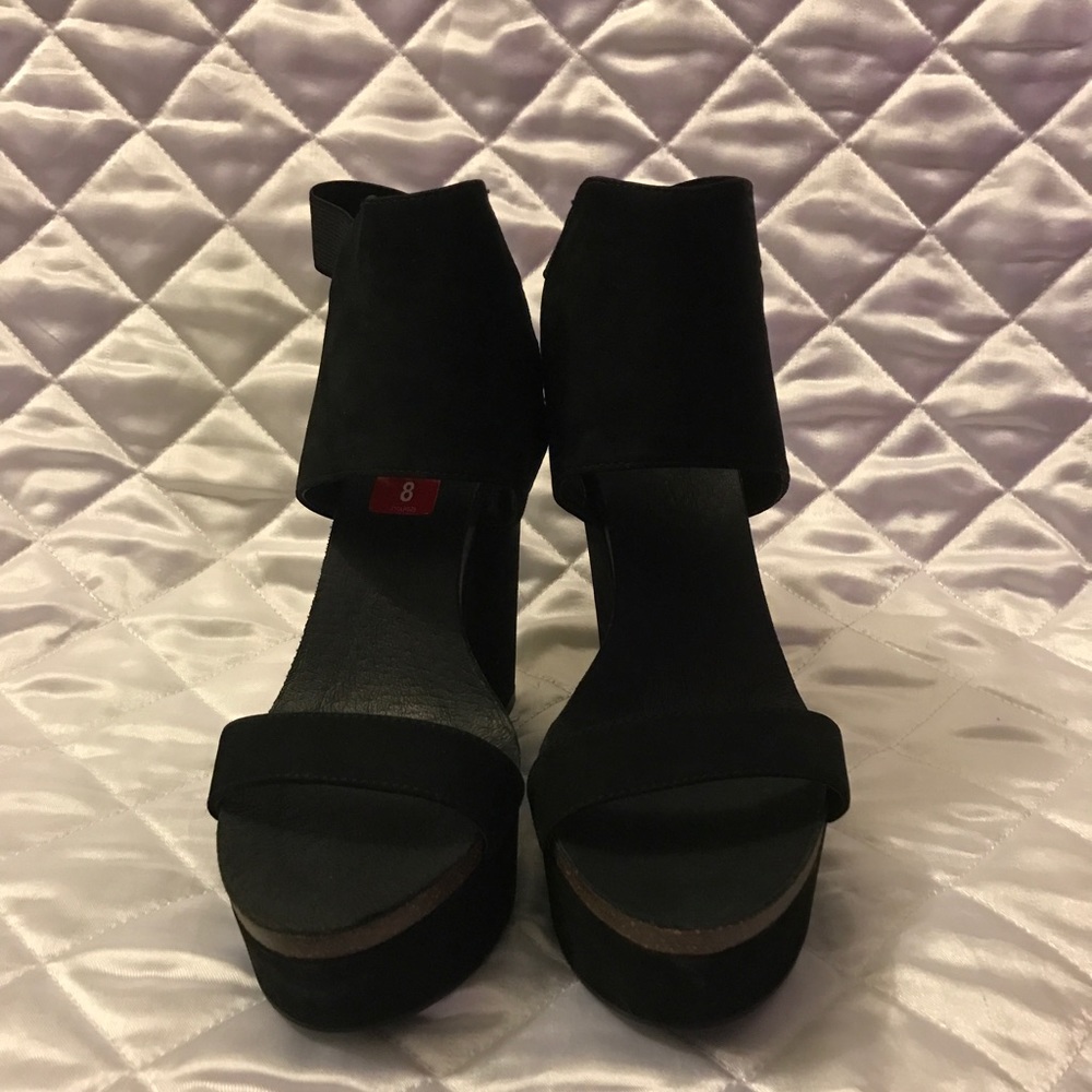 VINCE CAMUTO KRESTA WEDGE