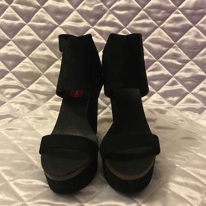 VINCE CAMUTO KRESTA WEDGE