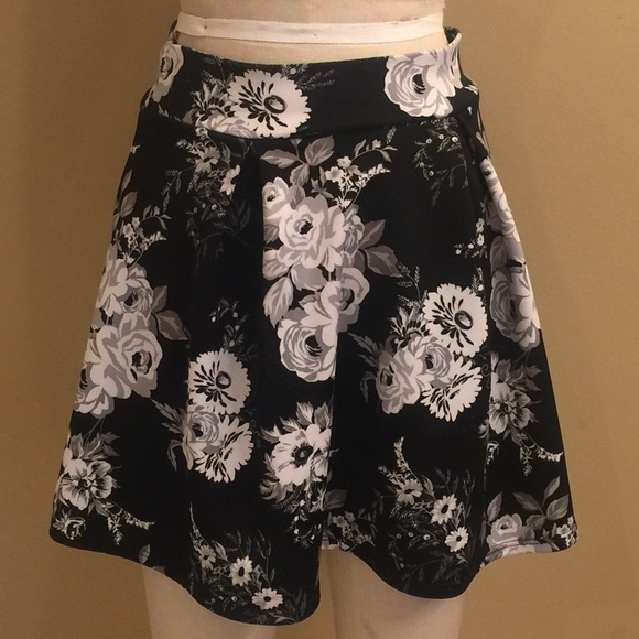 Charlotte Russe floral skirt - Picture 1 of 2