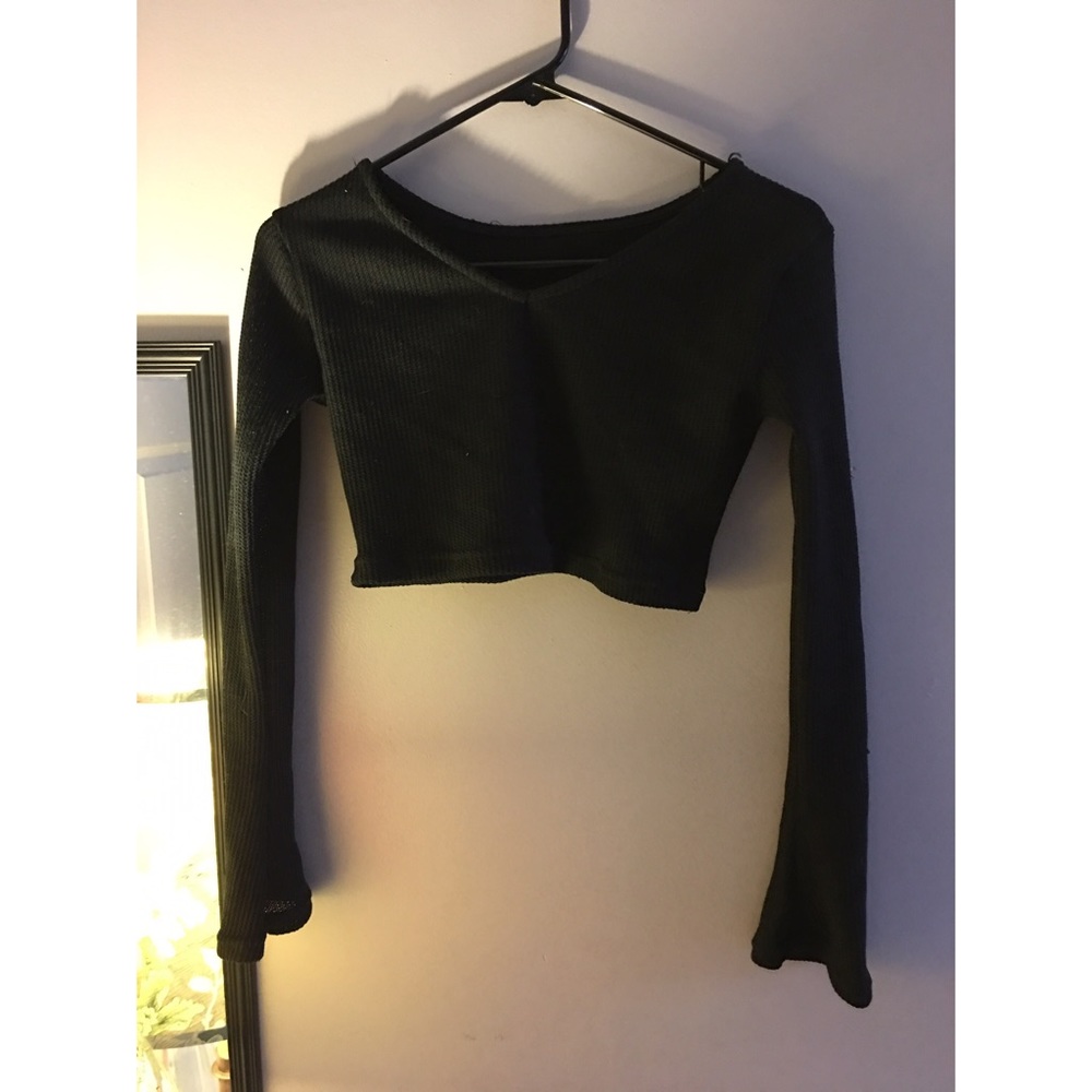 black v neck crop top