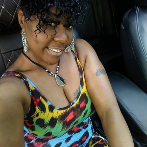 Meet your Posher, Lateshia tee