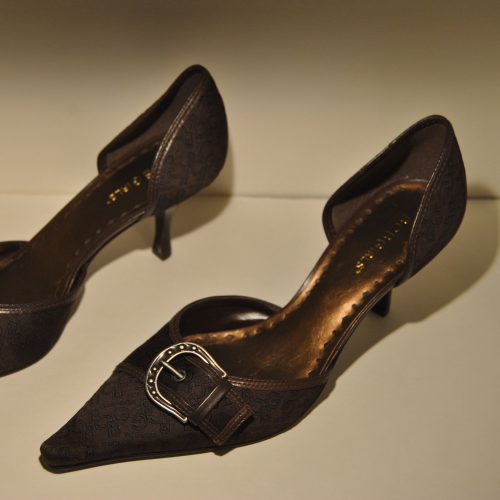 Size 8 BCBG signature pointed toed heels