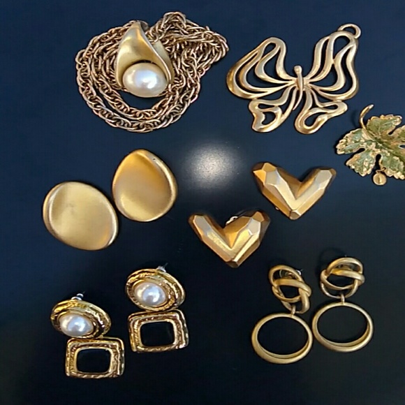 VINTAGE Bundle of Chunky Gold Tone Jewelry - Picture 2 of 8