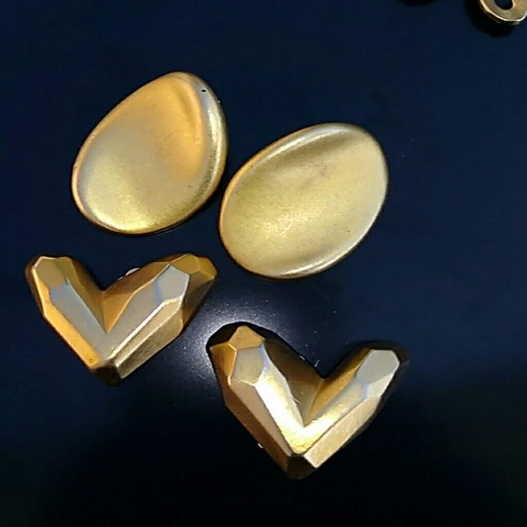 VINTAGE Bundle of Chunky Gold Tone Jewelry - Picture 5 of 8