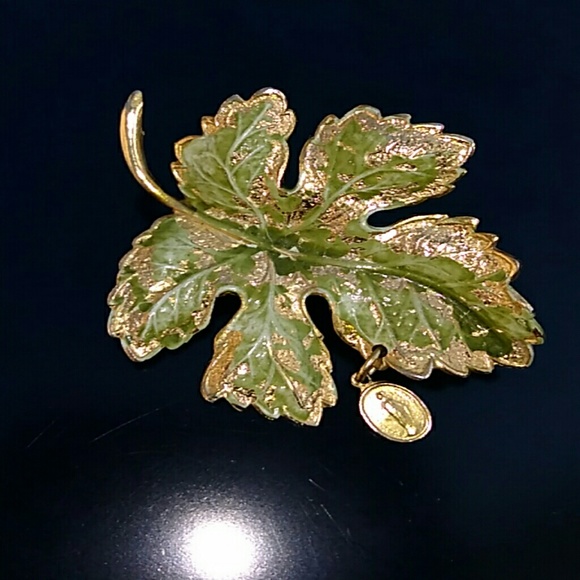 VINTAGE Bundle of Chunky Gold Tone Jewelry - Picture 6 of 8