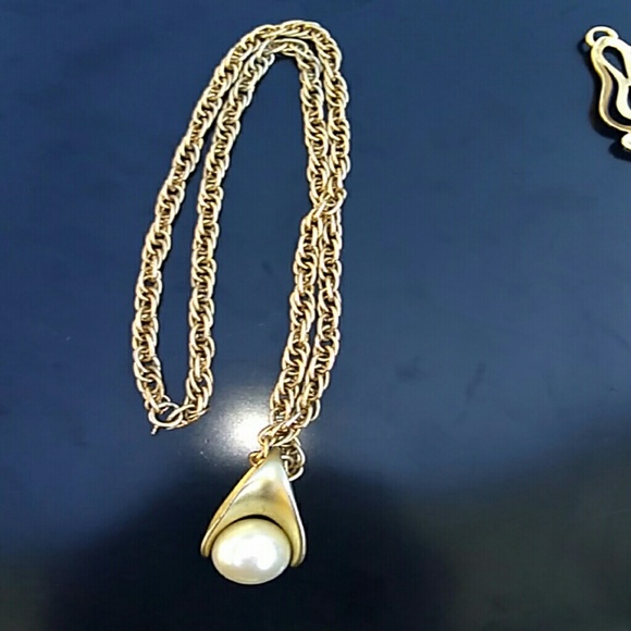 VINTAGE Bundle of Chunky Gold Tone Jewelry - Picture 7 of 8