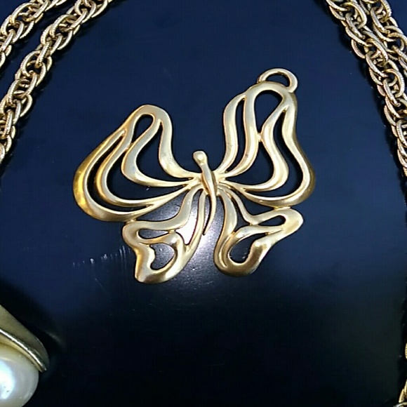 VINTAGE Bundle of Chunky Gold Tone Jewelry - Picture 8 of 8