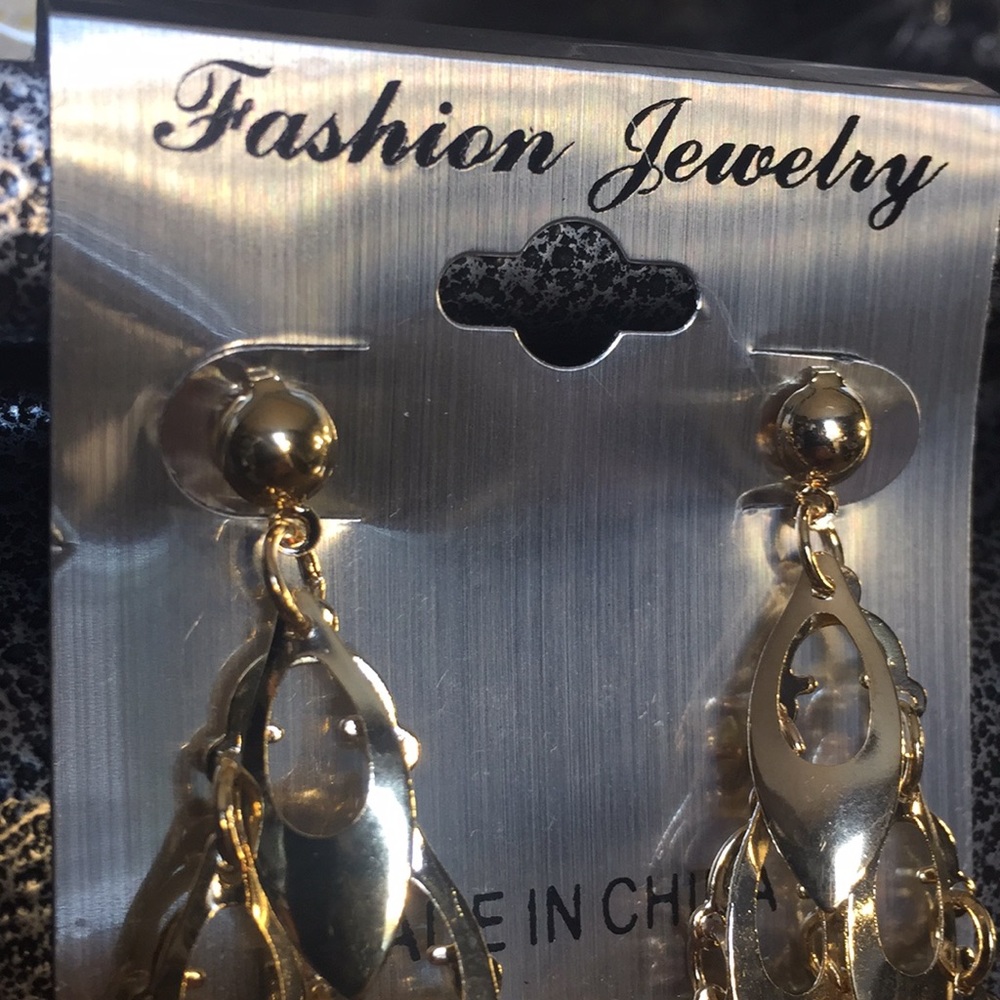 Gorgeous Gold Dangle Fashion Earrings - Picture 3 of 3