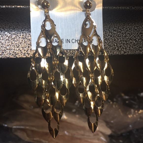 Jewelry - Gorgeous Gold Dangle Fashion Earrings