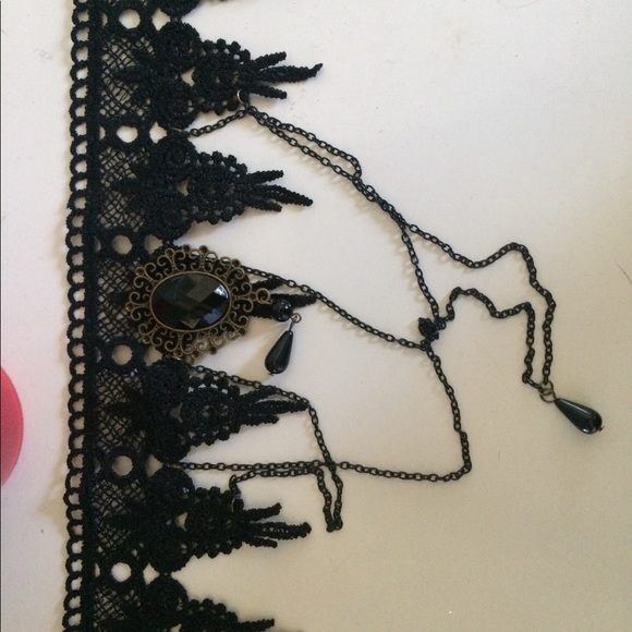 CHOKERS & BRACELETS - Picture 2 of 4