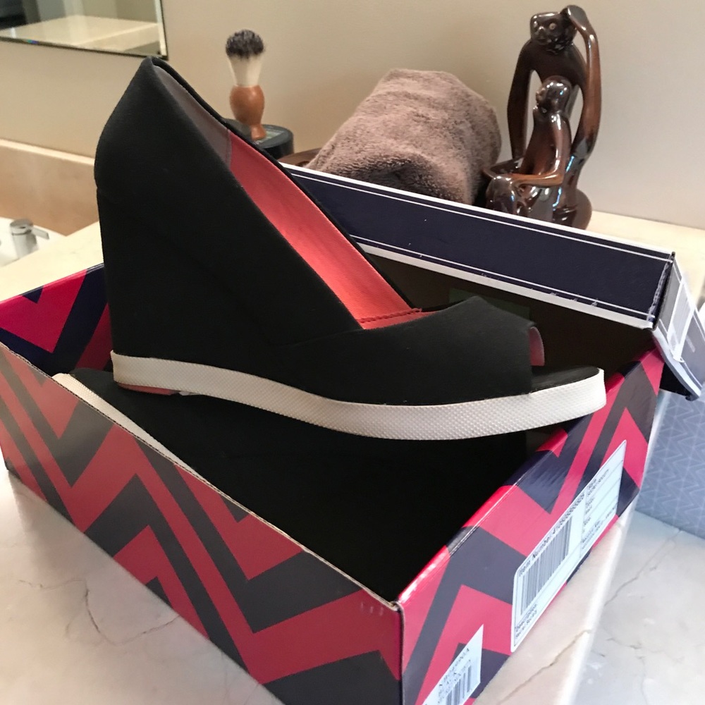 Adorable Peep Toe WEDGES