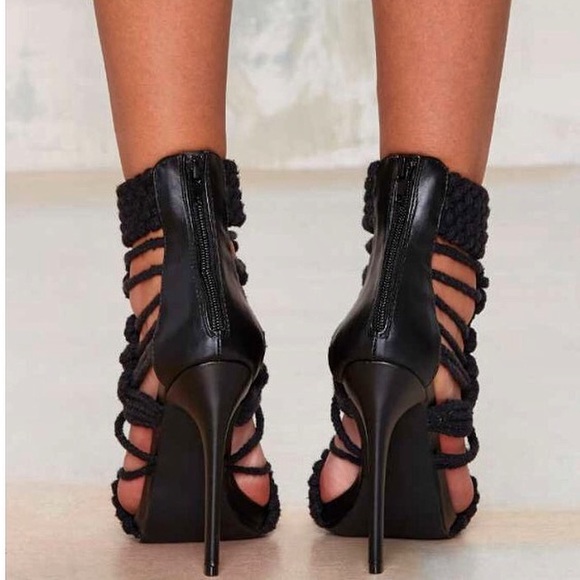 Privileged crochet heel - Picture 3 of 3