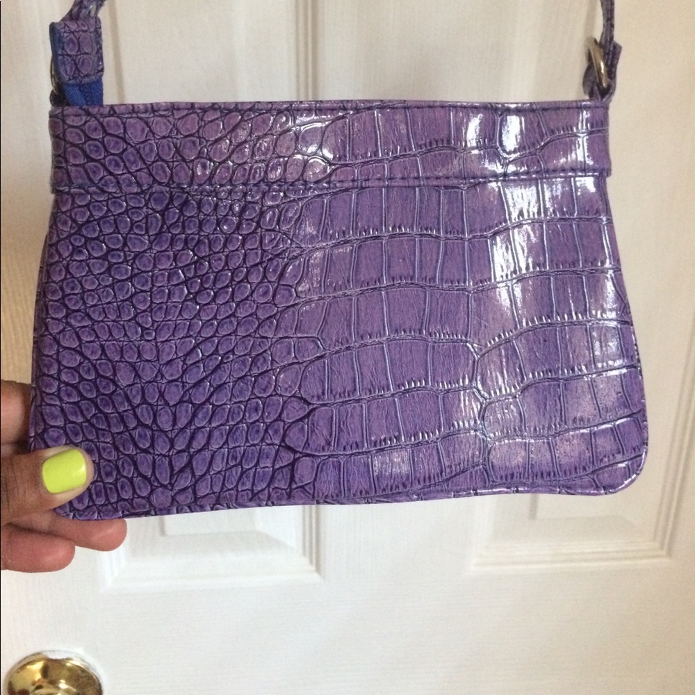 Cute cross body purple purse!