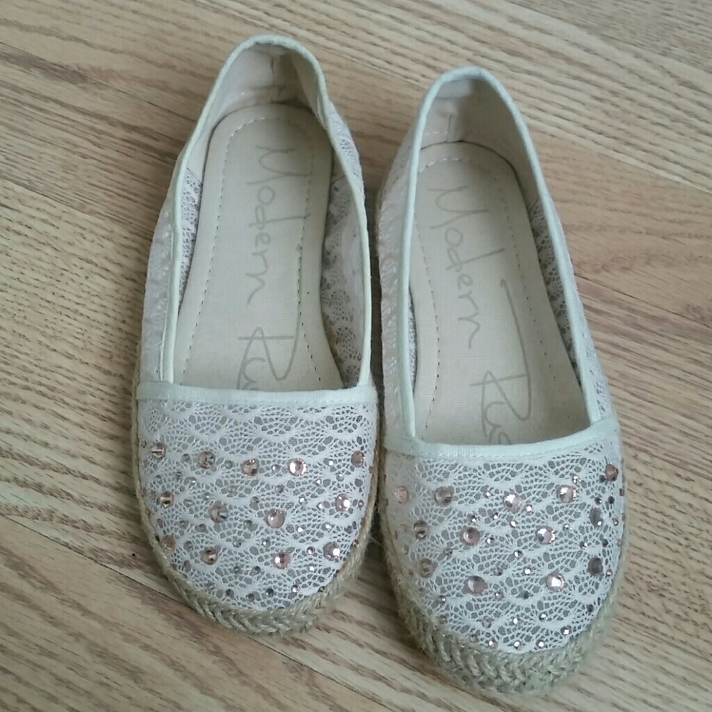 Modern Rush flats with shiny  beads