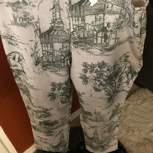 Size 9, Lavender precious capris! Asian theme! - Picture 3 of 4