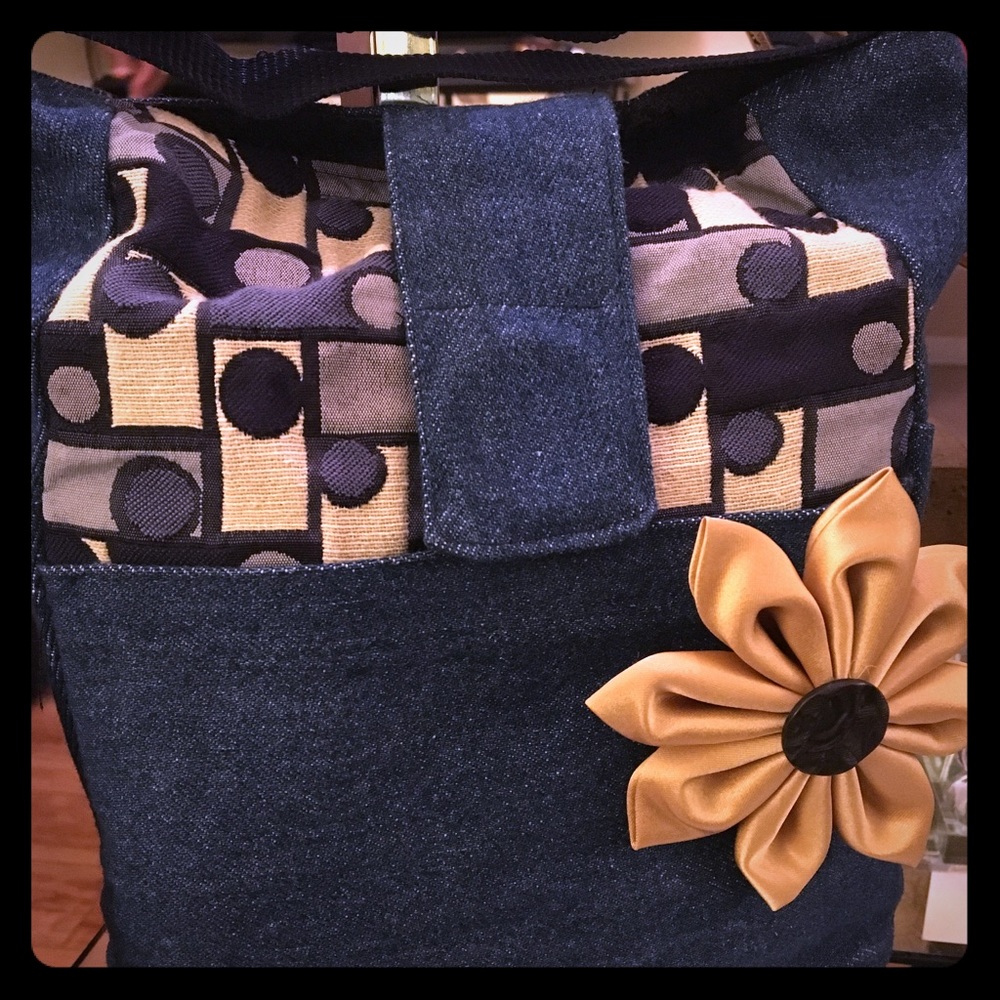 Cross body bag w/ bow