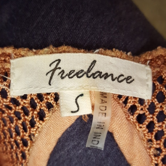 Detailed flutter sleeve top - Picture 4 of 4