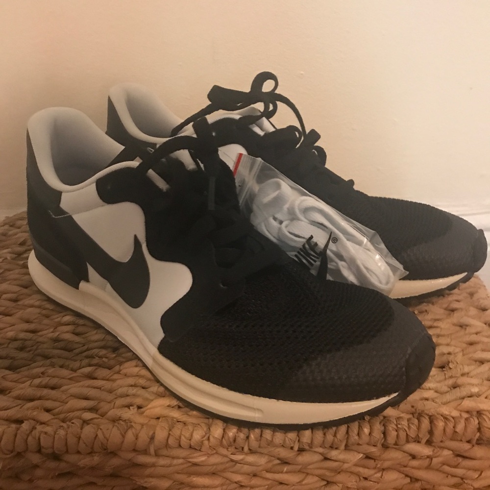 Nike Berwuda black and white