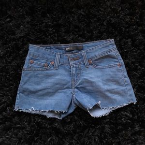 Levi's Cut Off Distressed Shorts 💎