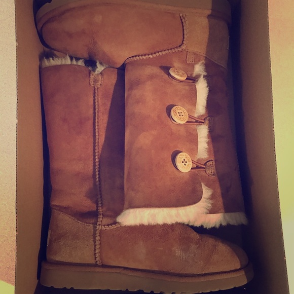 K Bailey Triple Button Uggs - Picture 1 of 4