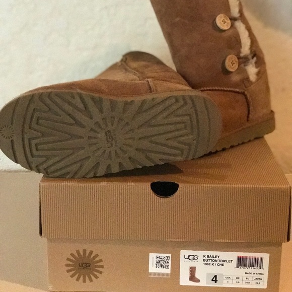 K Bailey Triple Button Uggs - Picture 2 of 4
