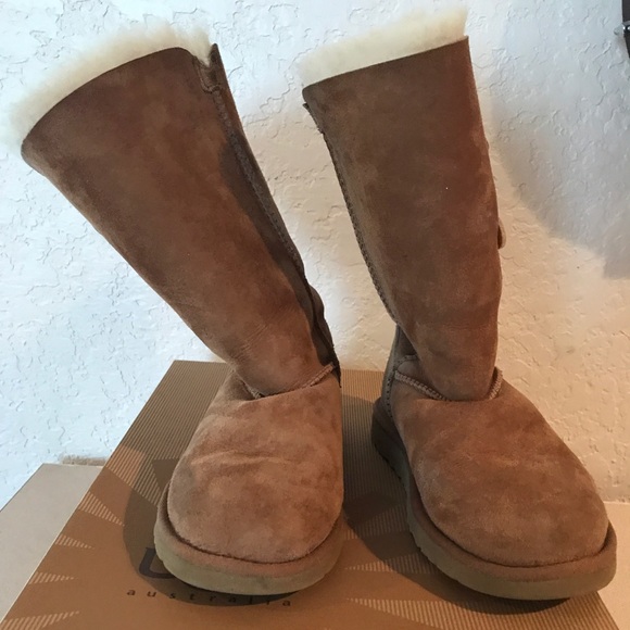 K Bailey Triple Button Uggs - Picture 3 of 4