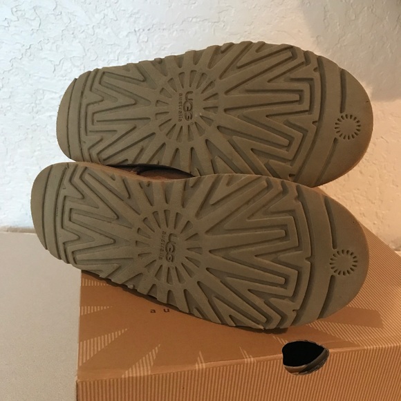 K Bailey Triple Button Uggs - Picture 4 of 4