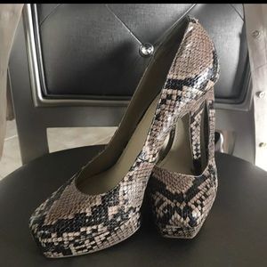 Nine West snake skin n pumps size 8.5 very good co