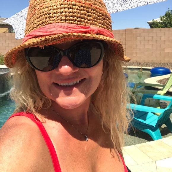 Meet your Posher, Andi - Picture 2 of 2