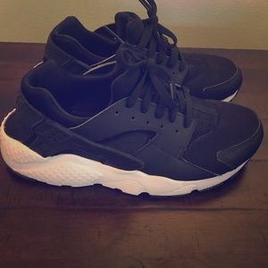 Nike Huarache- Black & White