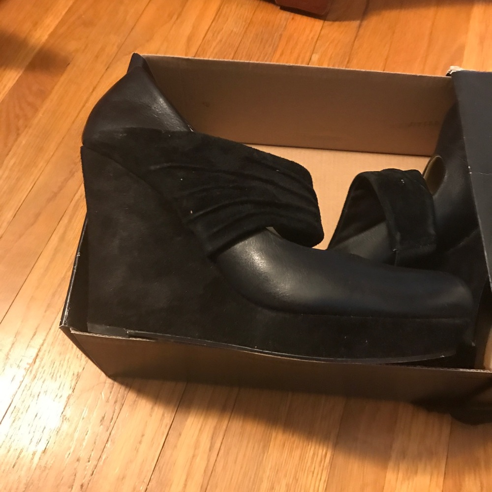 Seychelle's mixed material wedges