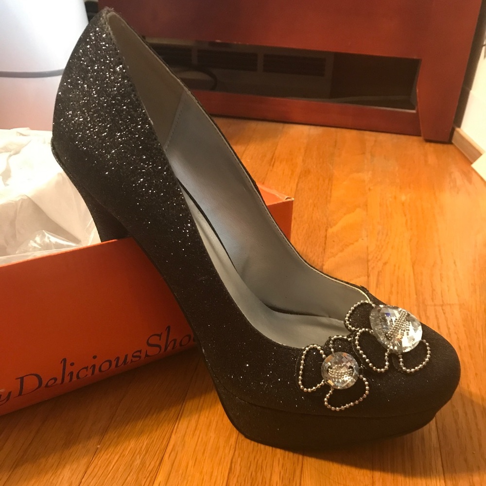 Gorgeous black stilettos!