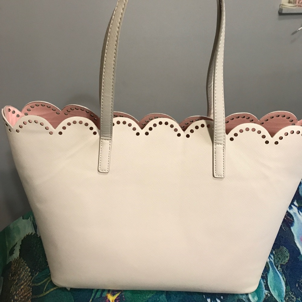 Scalloped tote bag