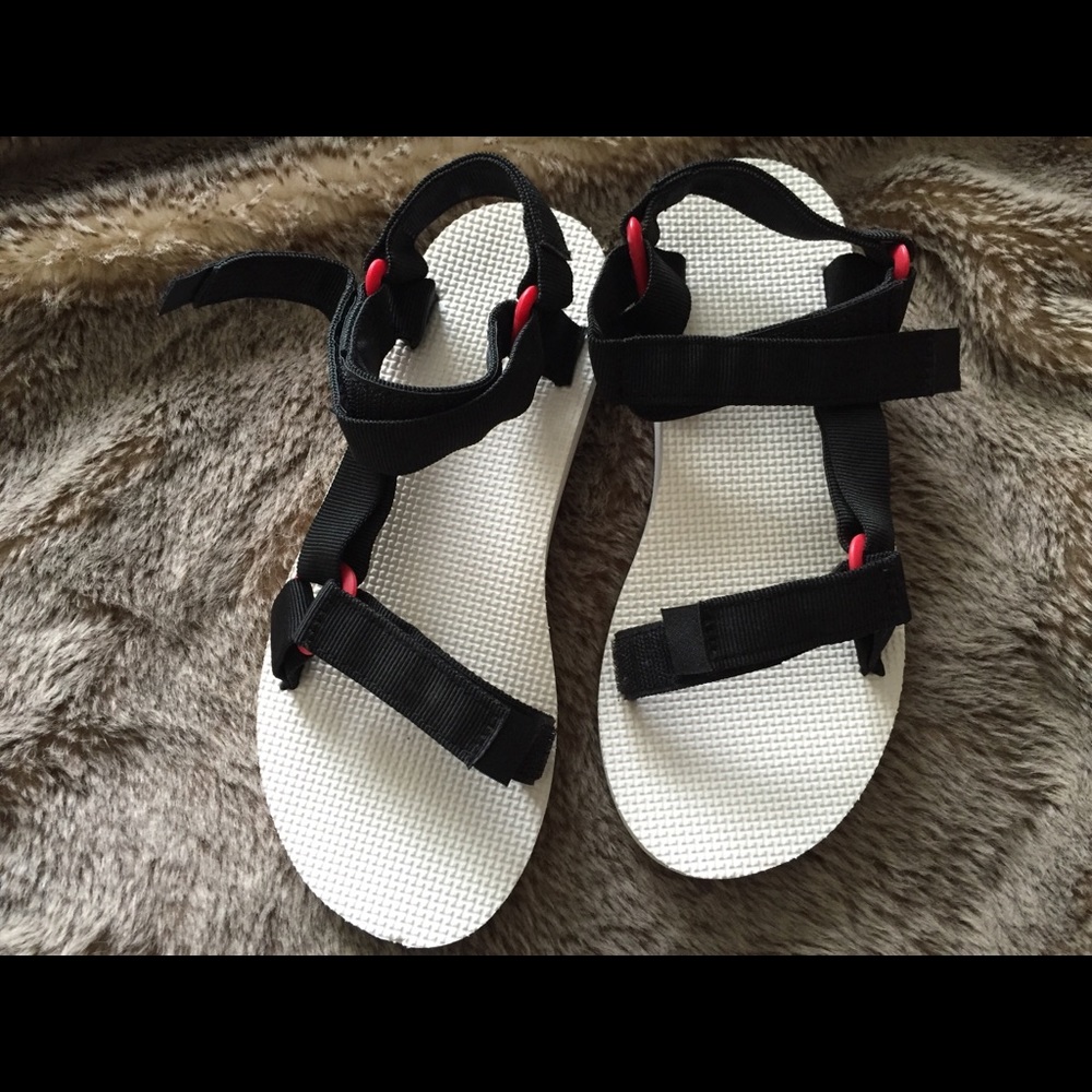 Teva Universal