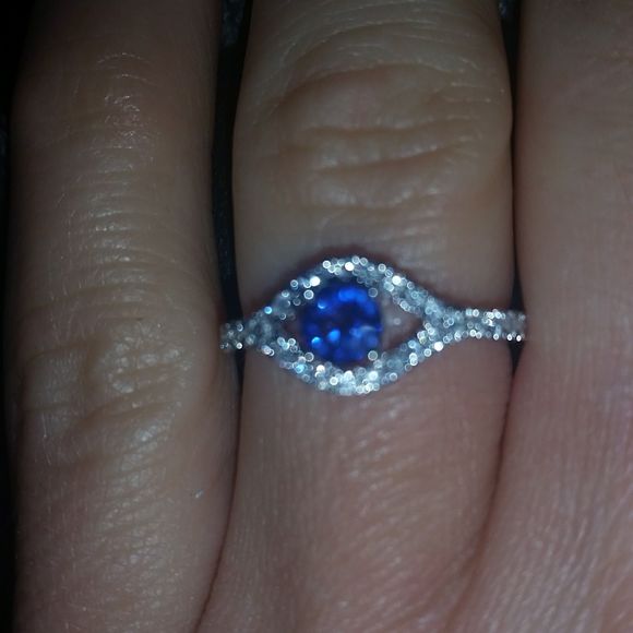 Meet your Posher, Jennifer - Picture 1 of 2