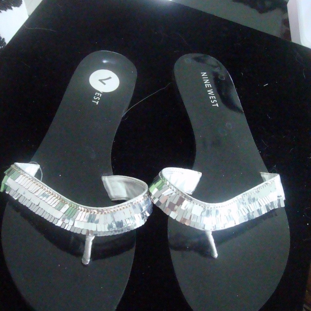 NINE WEST THONG SANDAL SHOES  NEW NEVER WORN
