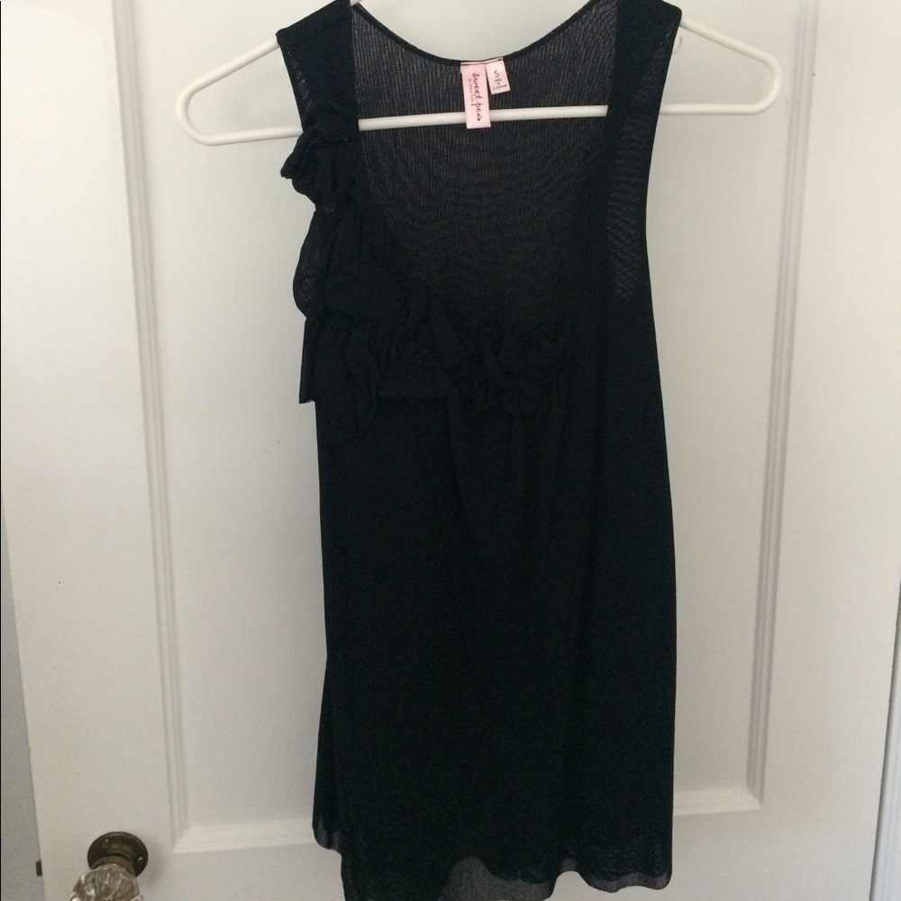 Black Sweet Pea top