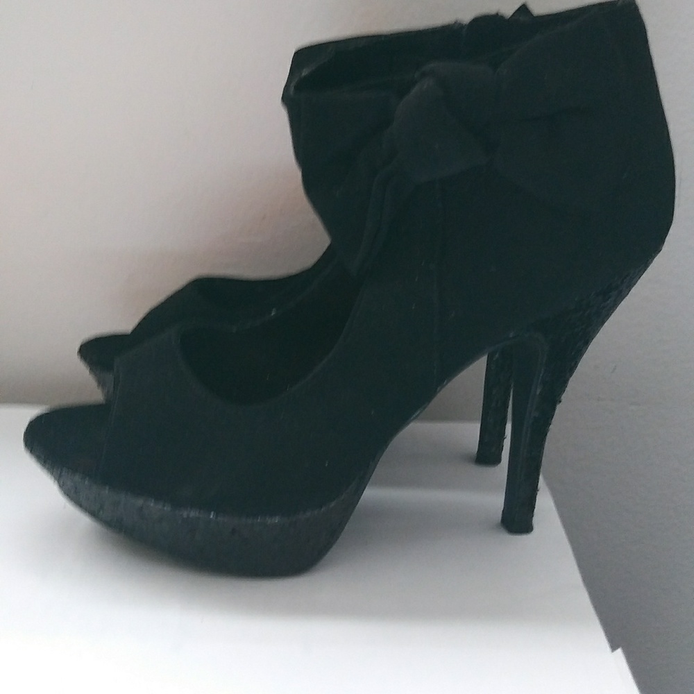 Black side bow heels size 9M