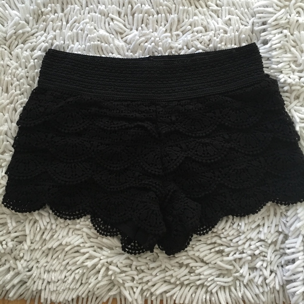 XSOLDX 🎉BNWOT Black ScallopLaceShorts - Picture 1 of 4