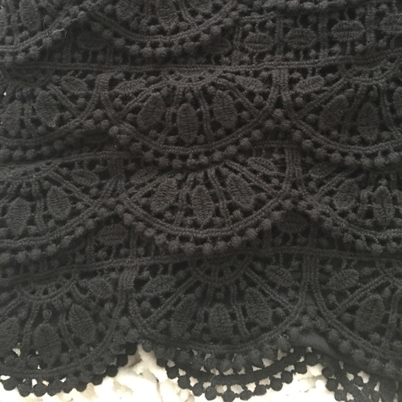 XSOLDX 🎉BNWOT Black ScallopLaceShorts - Picture 2 of 4