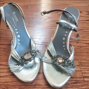 🥀🌹Silver Jeweled Blossom Collection Heels🌹🥀