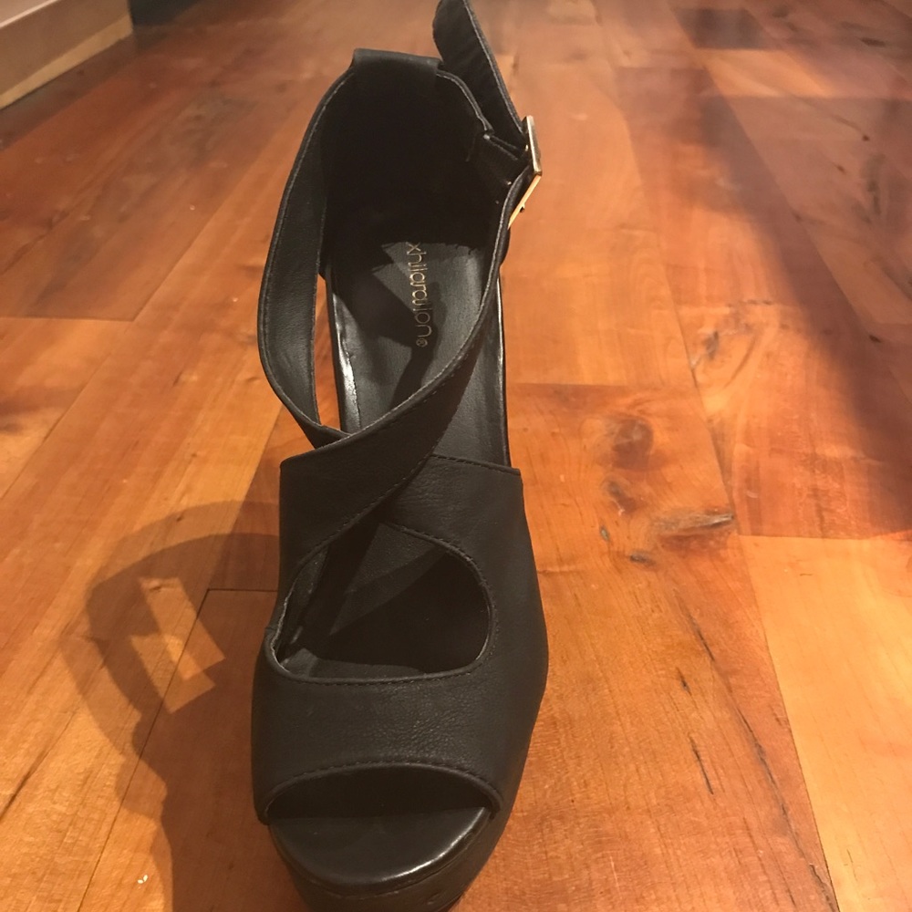 Black cross cross wedges