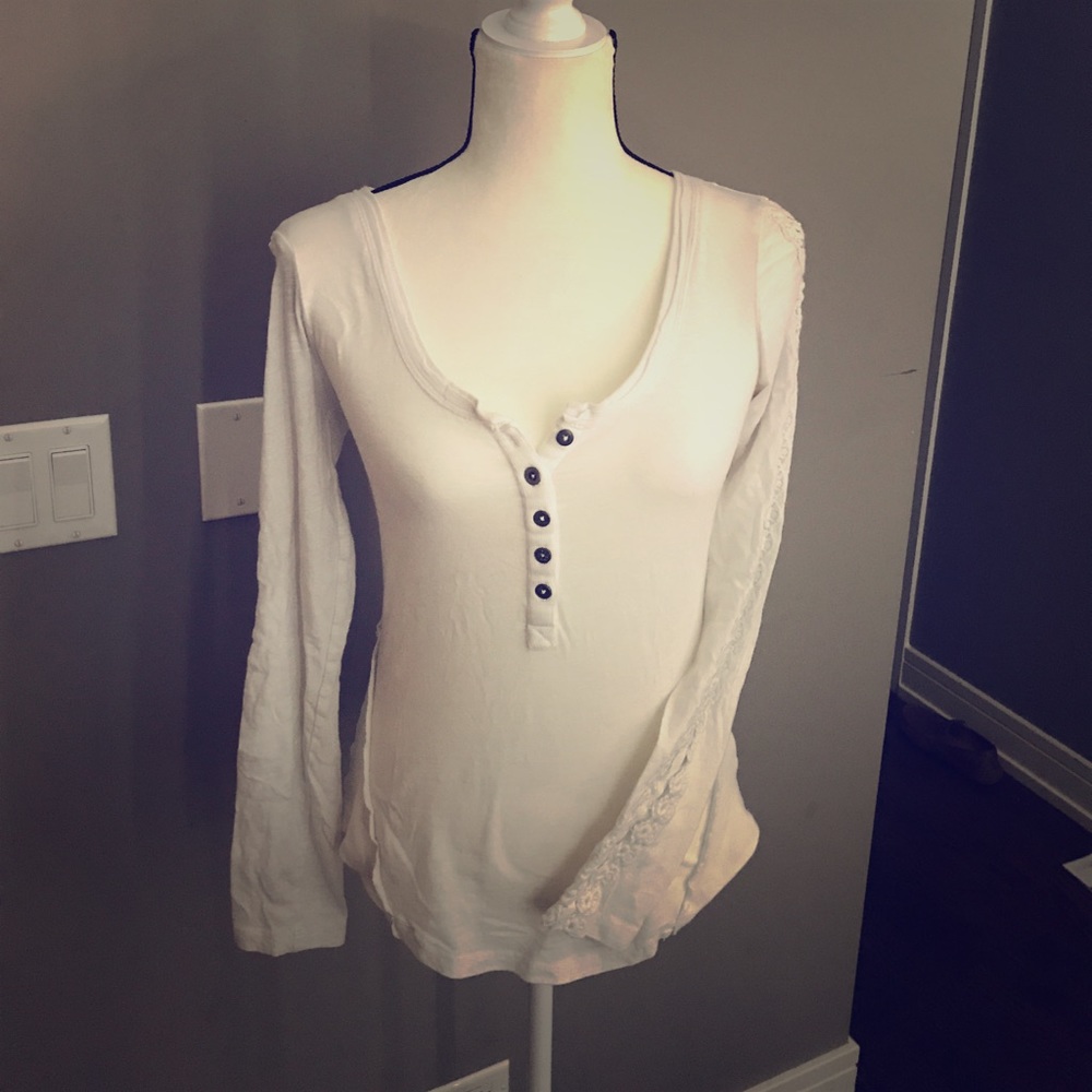 Free People wht cotton shirt with embroidered arms