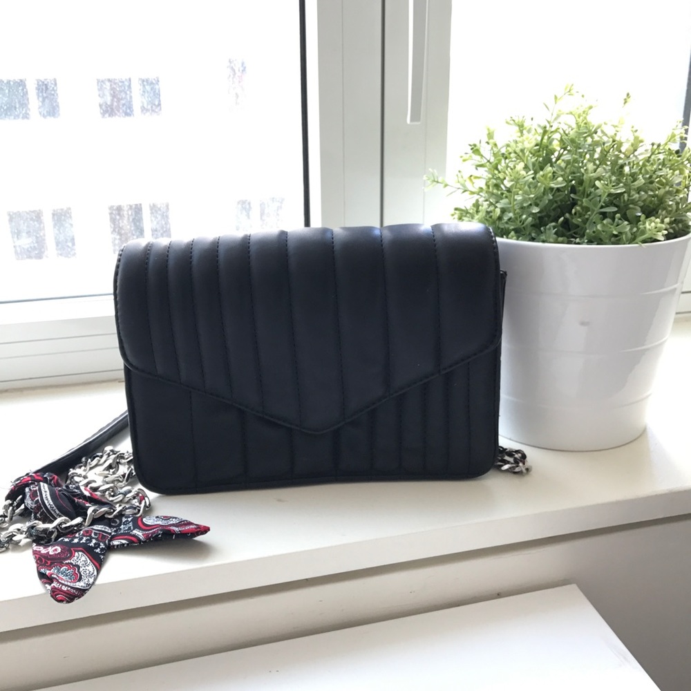 Chain Black Cross body Bag
