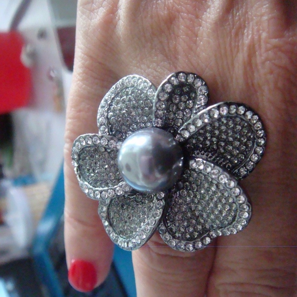 NOIR NWOT DOGWOOD FLOWER GREY N CLEAR CZ RING