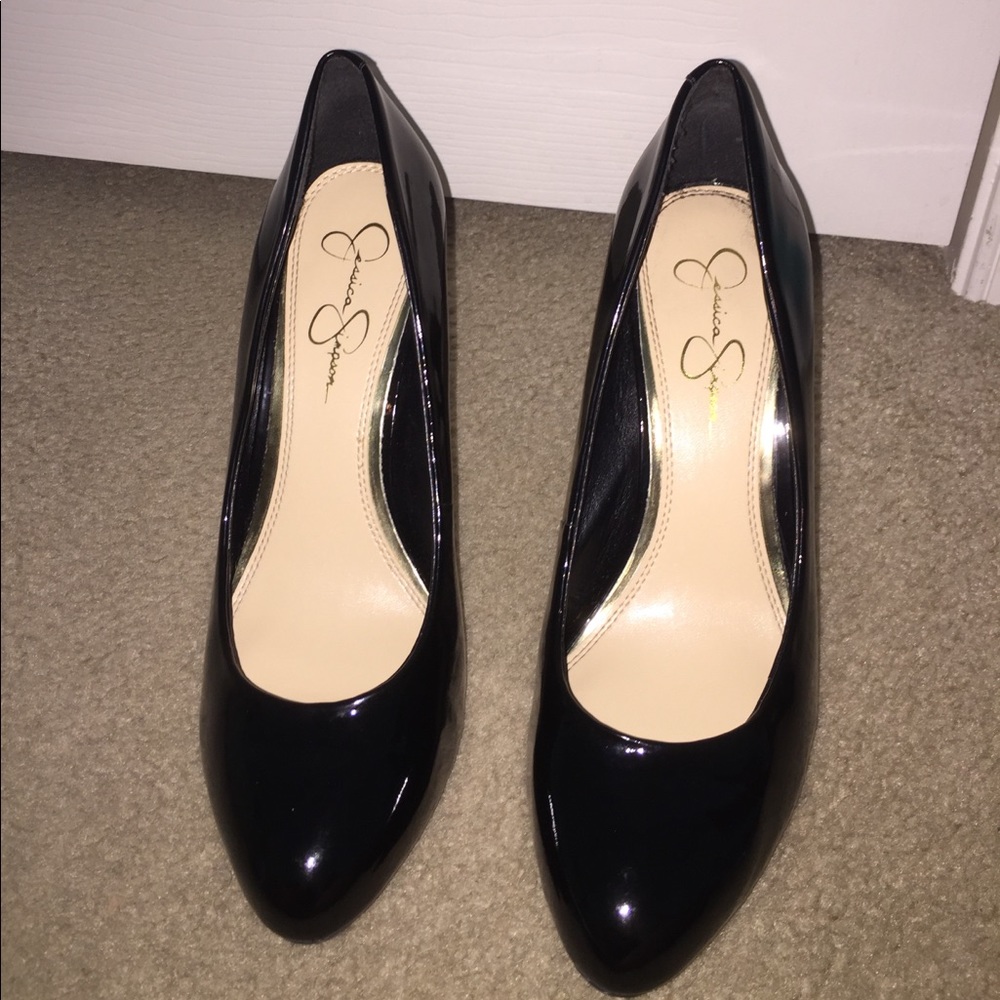 Jessica Simpson black pumps