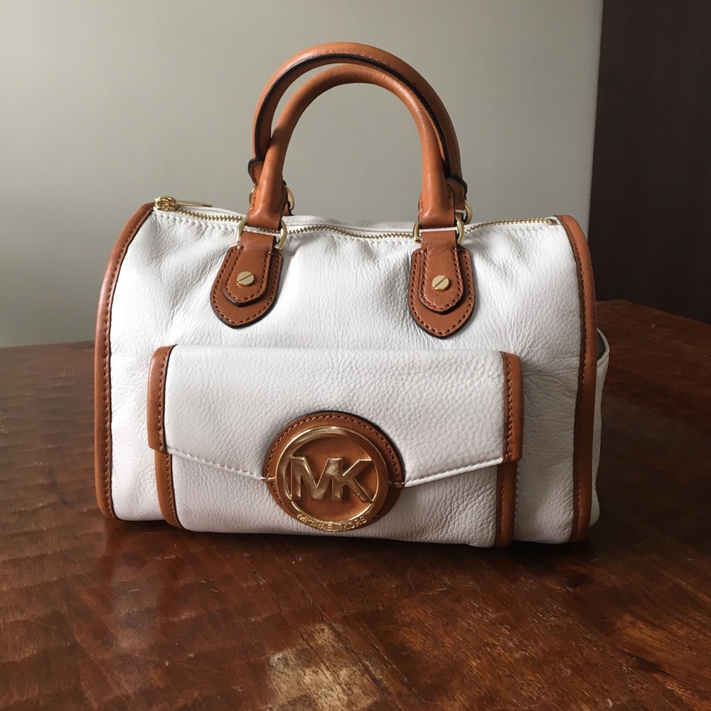 🎈SALE🎈Beautiful Michael Kors Margo Satchel - Picture 3 of 7
